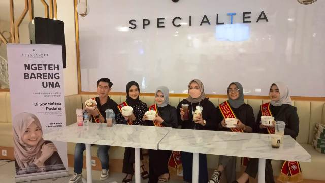 Wira Septika, RND Food Esteh bersama Duta Genre Kota Padang 2021 foto bersama dalam launching menu baru berupa rice bowl, Jumat (4/2) di Jalan Veteran, Padang. Special promo turut diberlakukan untuk menu rice bowl hingga 6 Februari mendatang.